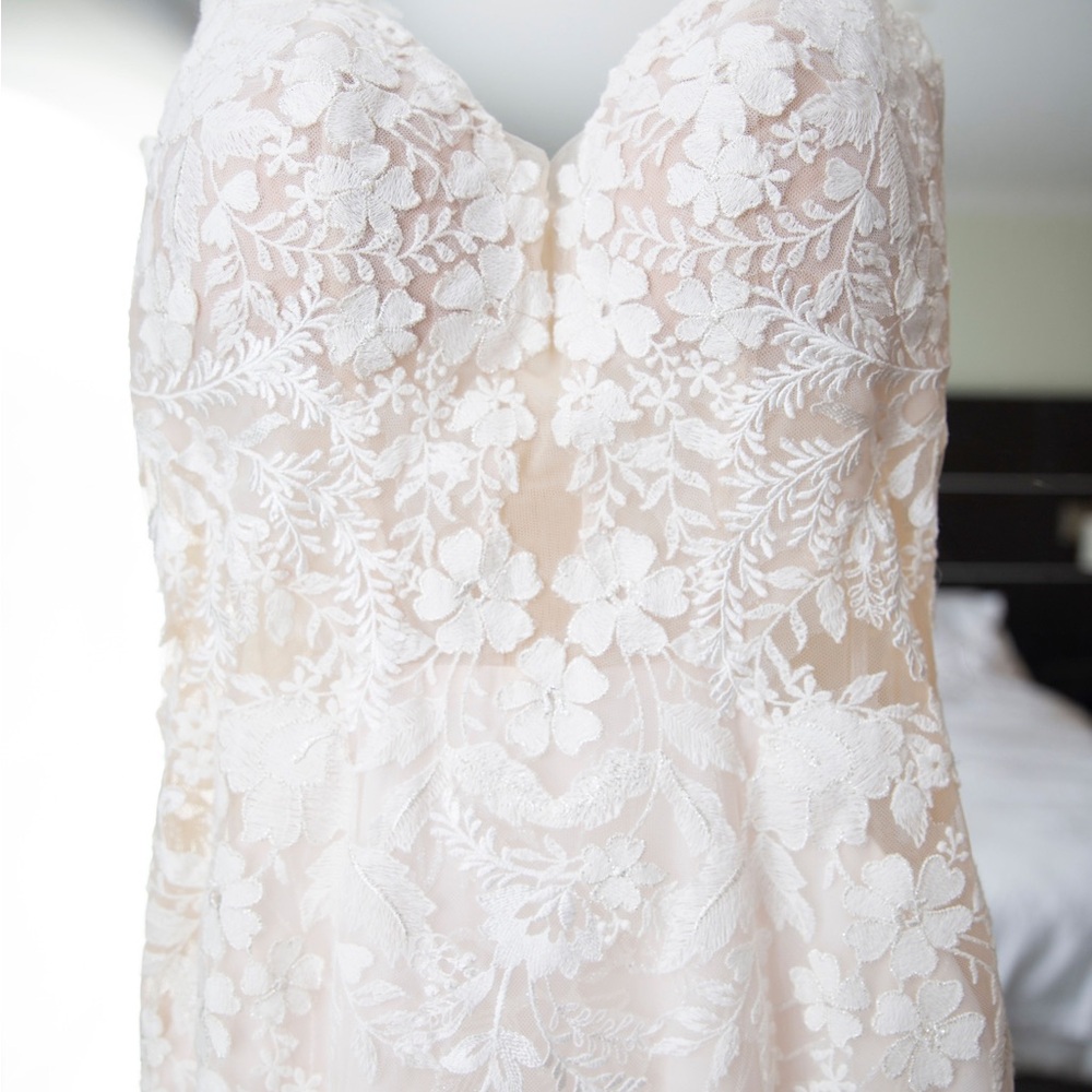 Chic Ivory Floral Lace Wedding Dress